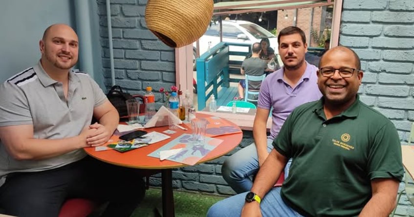 equipe da Solar Maranhão em reunião com cliente de energia solar por assinatura