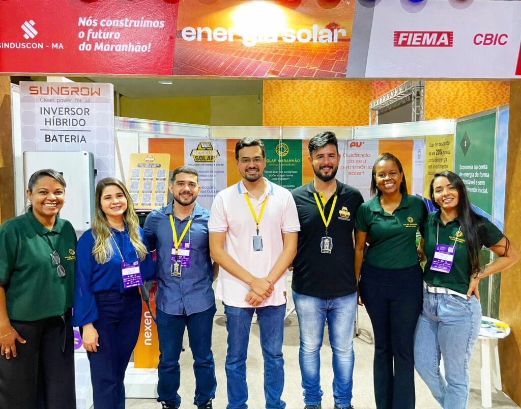 equipe da Solar Maranhão e parceiros da Resolve Solar no estande do Fórum GD em São Luís