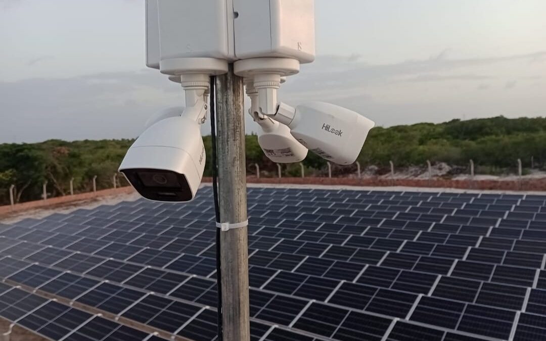 câmeras de monitoramento da usina de energia solar da Solar Maranhão em Barreirinhas, no Maranhão