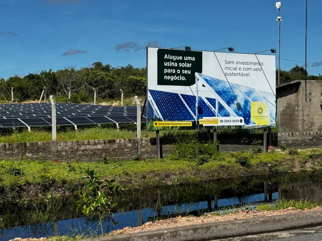 outdoor da Solar Maranhão ao lado da usina de energia solar por assinatura no Maranhão