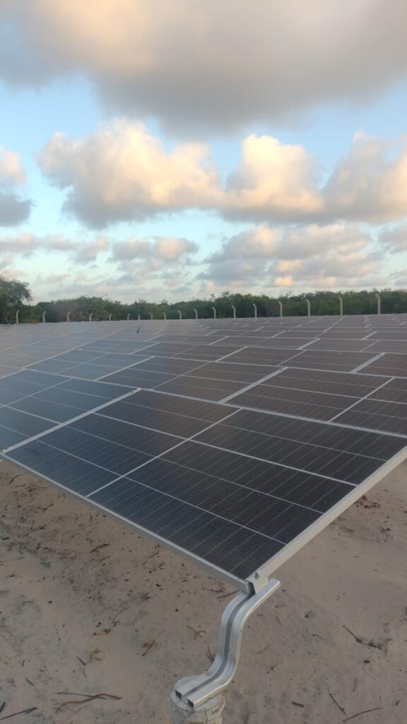 painéis solares da usina da Solar Maranhão ao entardecer no Maranhão
