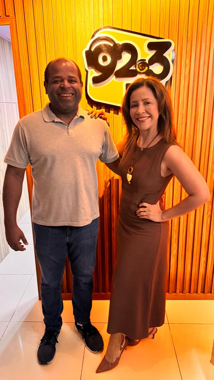 Francisco Santo, da Solar Maranhão, e a apresentadora Keith Almeida em frente ao logo da rádio 92.3 FM