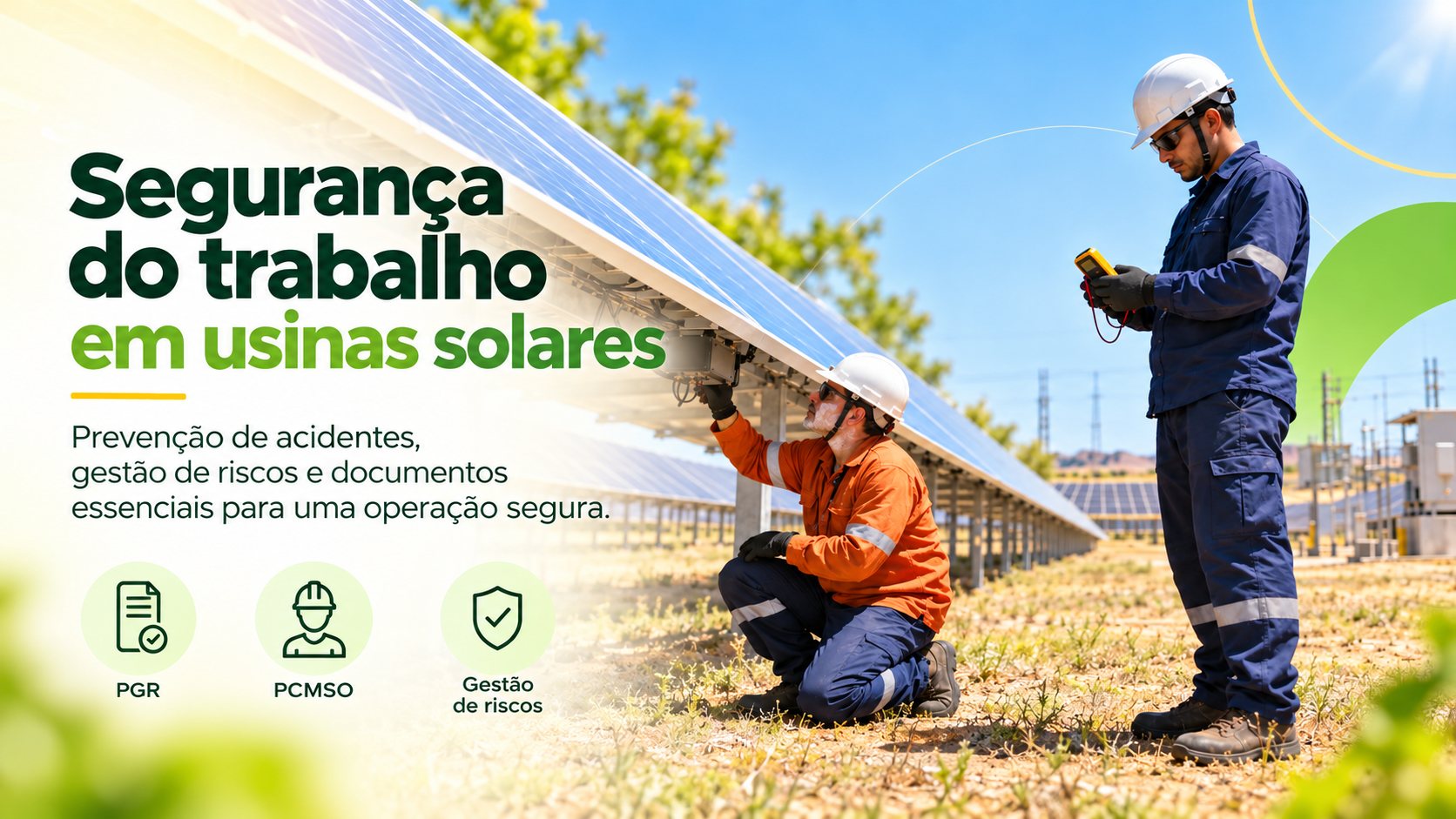 Dois técnicos com capacete branco e uniforme com faixas refletivas trabalham em uma fileira de painéis solares: um, agachado, inspeciona a parte de baixo dos módulos e o outro, de pé, segura um multímetro